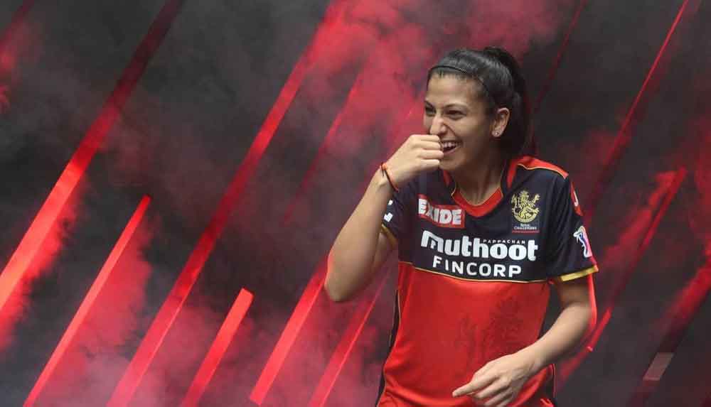 এরপর নবনীতা সাইমন ফ্রেজার বিশ্ববিদ্যালয়ে ছাত্র-ছাত্রীদের শিক্ষানবিশ থেরাপিস্ট হিসেবে যুক্ত হন। সেখানে ছিলেন ২০১০ থেকে ২০১৩ সাল পর্যন্ত।