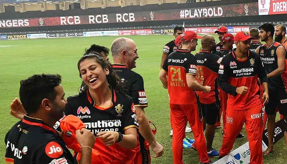 গত বছর মুম্বই ইন্ডিয়ান্সের বিরুদ্ধে সুপার ওভারে কোহলী যখন চার মেরে আরসিবি-কে জিতিয়েছিলেন, তখন ডাগ আউটে লাফাতে দেখা গিয়েছিল নবনীতাকে।