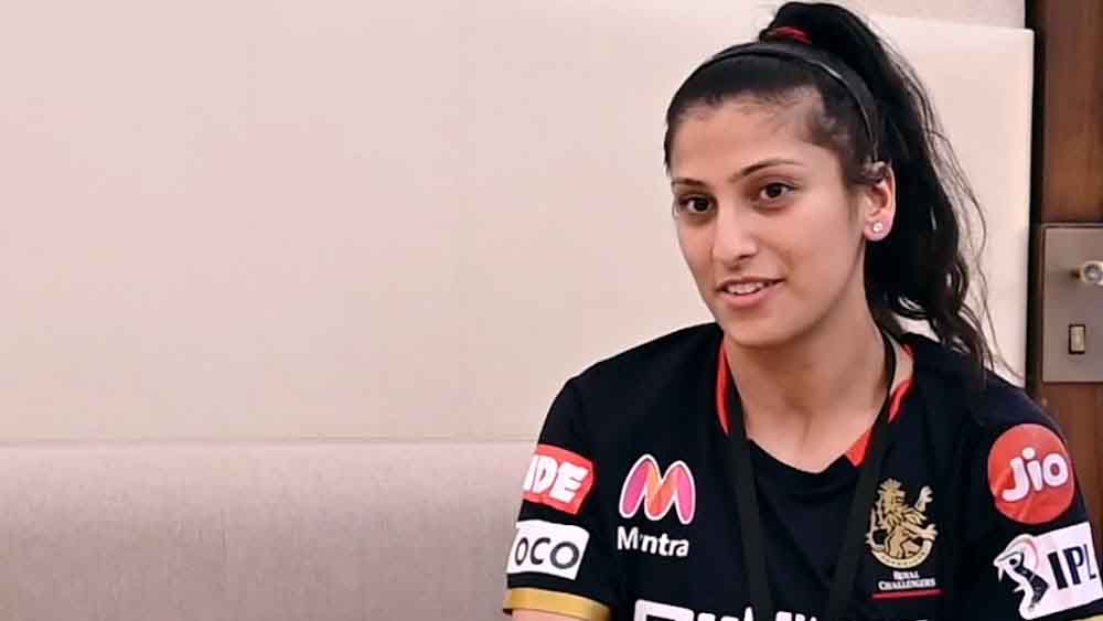 ১৯৯২ সালের ১১ এপ্রিল কানাডার ব্রিটিশ কলাম্বিয়ার ভ্যাঙ্কুভারে জন্ম নবনীতার। ২০০৫ থেকে ২০১০ সাল পর্যন্ত পড়াশোনা স্যর চার্লস টুপার সেকেন্ডারি স্কুলে।