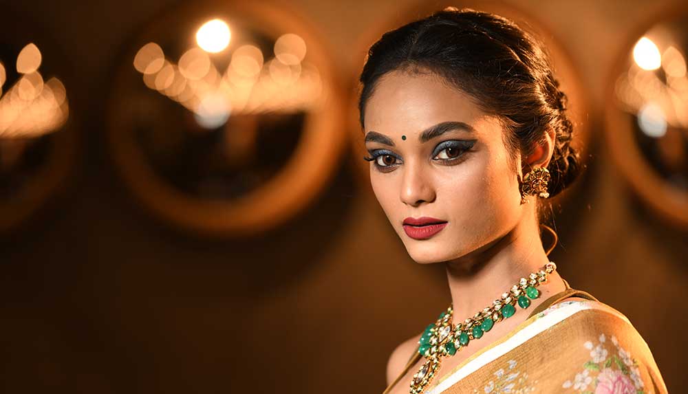 পুজোর কয়েক দিন যাঁরা শাড়ি পরতেই স্বচ্ছন্দ, তাঁদের সাজে একটু নাটুকে ছোঁয়া রাখাই যায়। ভারী গয়না এবং শাড়ি পরলে ব্লাউজ হোক হালফ্যাশনের। মেকআপও চাই মানানসই।