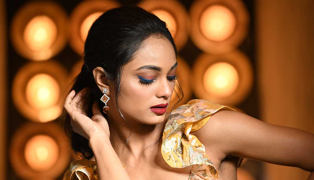 চোখে একটু সাহসী সাজ বেছে নিতে পারেন। গাঢ় নীল বা সবুজ আইলাইনার একটু মোটা করে লাগিয়ে নিন। চোখের বেস আইশ্যাডো সে ক্ষেত্রে কোনও হাল্কা মেঠো রং ব্যবহার করুন।
