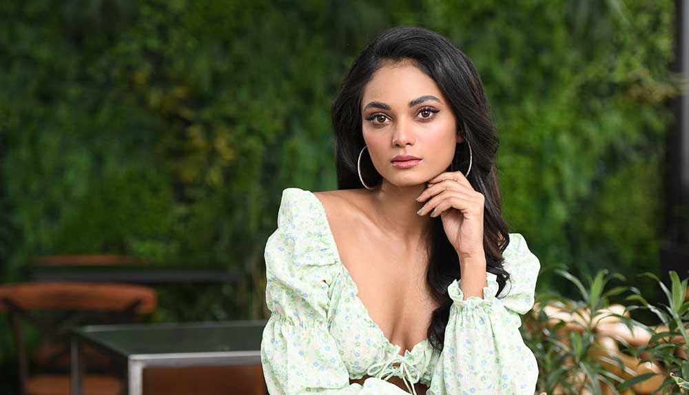 যাঁদের কোনও রকম জাঁকজমক পছন্দ নয়, তাঁদের সাজের কথাই মাথায় রেখেছে ‘আনন্দবাজার অনলাইন’। হাল্কা রঙের ছিমছাম আরামদায়ক পোশাকেও যে গ্ল্যামারাস সাজা যায়, তা মাথায় রেখেই বেছে নেওয়া হল পরের সাজ।