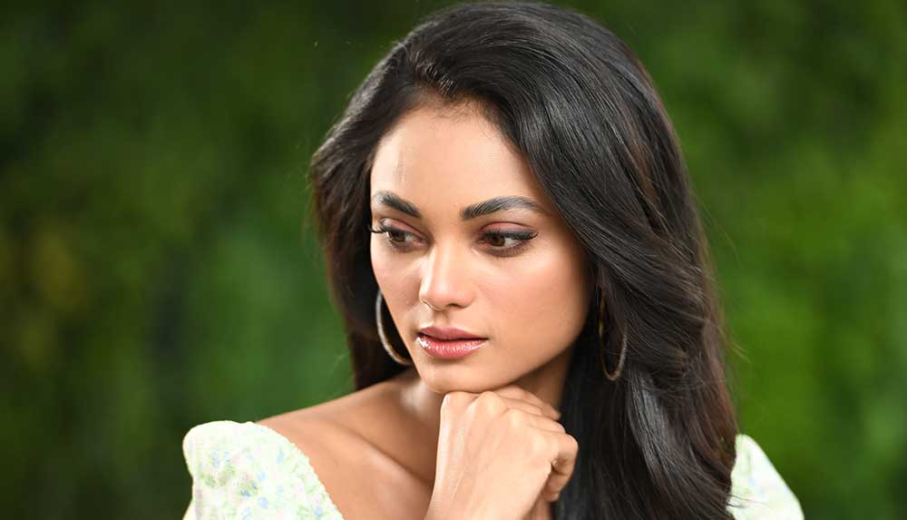 মেকআপ এমন হবে, যাতে বোঝা না যায়। সেই সাজেরও কিন্তু খাটনি কম নয়। ফাউন্ডেশন লাগানোর আগে কোনও ফেসপ্যাক লাগিয়ে নিন। কিছু ক্ষণ রেখে ধুয়ে ফেলে ময়েশ্চারাইজার লাগিয়ে নিন ভাল করে। ত্বক আর্দ্র থাকলে তবেই এই সাজ ফুটে ওটে। ব্লাশ, আইশ্যাডো, কাজল— সব রংই হতে হবে মেঠো বাদামি। যতটা ত্বকের স্বাভাবিক রঙের কাছাকাছি হয়, তত ভাল। ভ্রু মোটা করে এঁকে নিন এবং চোখের পলকে ভাল করে মাস্কারা লাগিয়ে নিন। ব্লাশ লাগান পিচ বা বাদামি রঙের।
