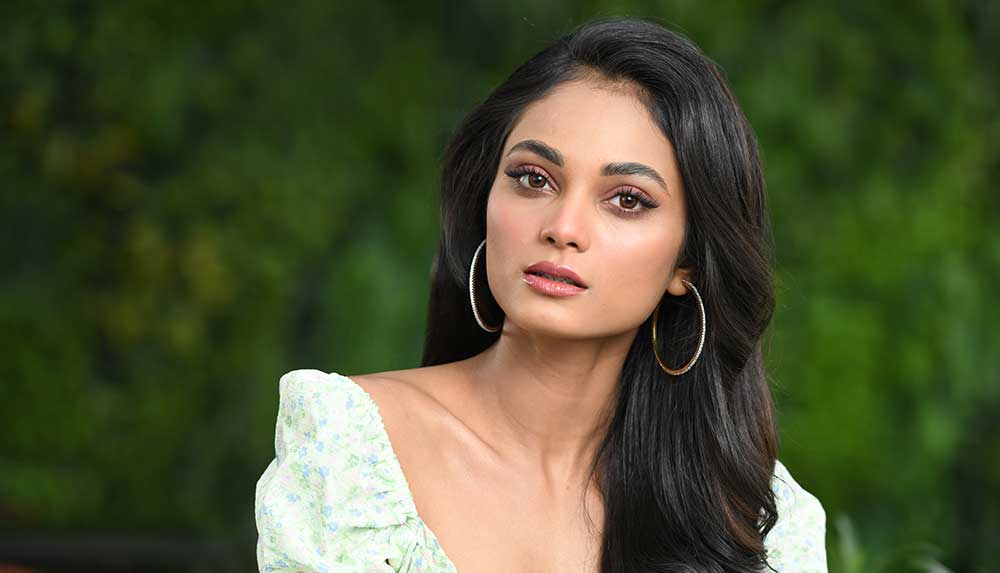 এই সাজের সঙ্গে চুল ছেড়ে রাখতে পারেন। সে ক্ষেত্রে চুলে হালকা ঢেউ তৈরি করে নিন যন্ত্রের সাহায্যে। সঙ্গে যে কোনও একটি বড় গয়না পরতে পারেন। সেটা বড় কানের দুল হোক বা একটা গলার লম্বা চেন হোক। পছন্দ মতো বেছে নিন।