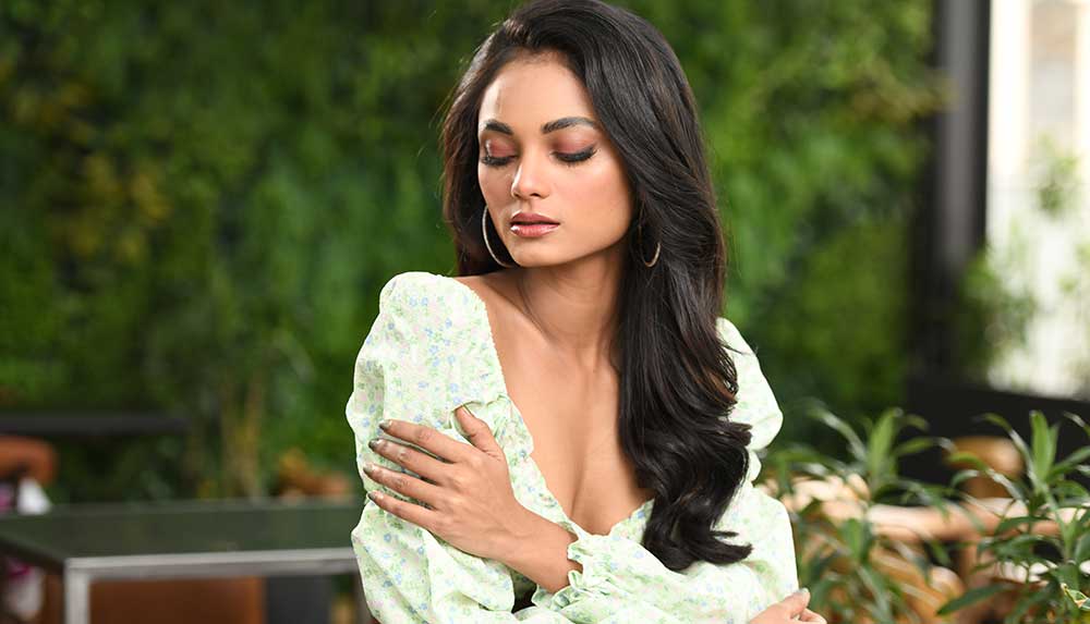 মডেল: জুহি ঘোষ। ছবি: দেবর্ষি সরকার। রূপটান: মৈনাক দাস। সাজ: সূর্য শেখর বিশ্বাস। গয়না: ঝলক। পরিকল্পনা: পৃথা বিশ্বাস। রূপায়ন: সুচন্দ্রা ঘটক। স্থান: হ্যামার, পার্ক স্ট্রিট