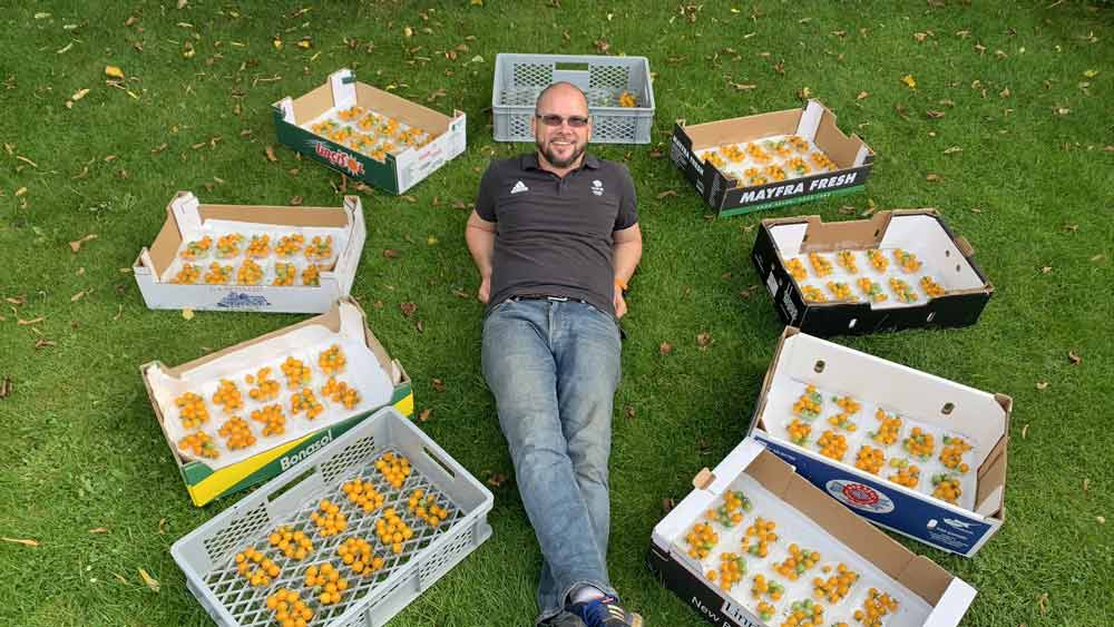 তথ্যপ্রযুক্তি সংস্থার কর্মী হওয়ার কারণে এমনিতেই কাজের চাপ খুব বেশি। অনেকটা সময় অফিসে কাটাতে হয় তাঁকে। তার বাইরেও সময় বার করতে হয়েছে গাছের দেখভালের জন্য।