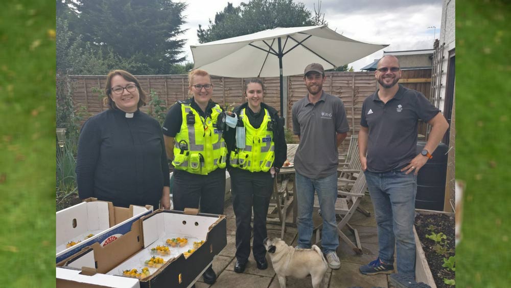 টোম্যাটোগুলি তোলার সময় স্থানীয় পুলিশকেও খবর দিয়েছিলেন স্মিথ। যাতে সত্যিই যে গাছের একটি ডালে এতগুলি টোম্যাটো ফলেছিল, তার প্রমাণ থেকে যায়।