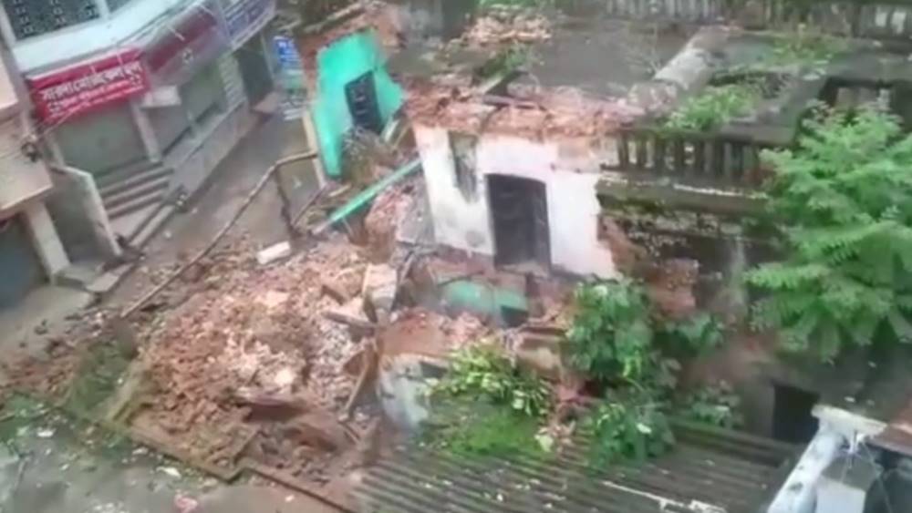 বর্ধমান শহরে হুড়মুড়িয়ে ভাঙল ১০০ বছরের পুরনো এই বাড়ি