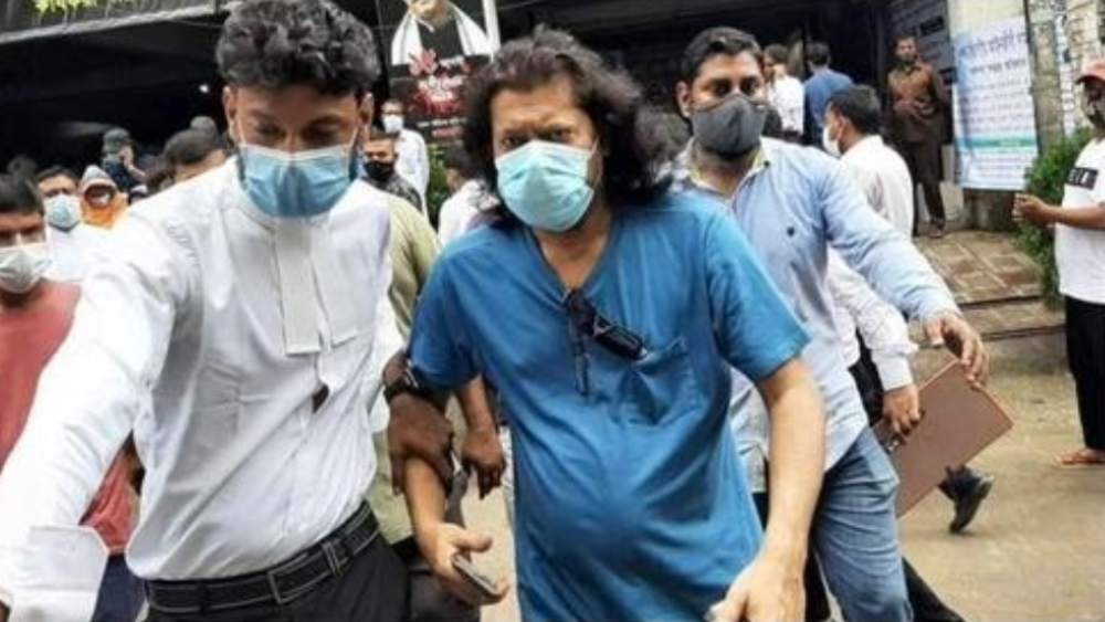 হঠাৎ আদালত চত্বরে দেখা গেল জেমসকে।