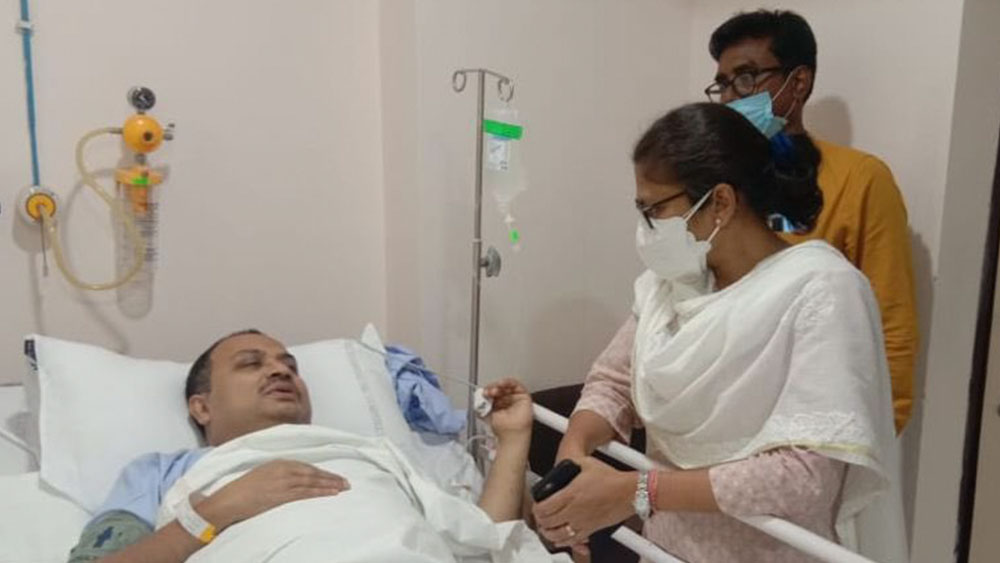 কুণাল ঘোষকে দেখতে হাসপাতালে সুস্মিতা দেব।