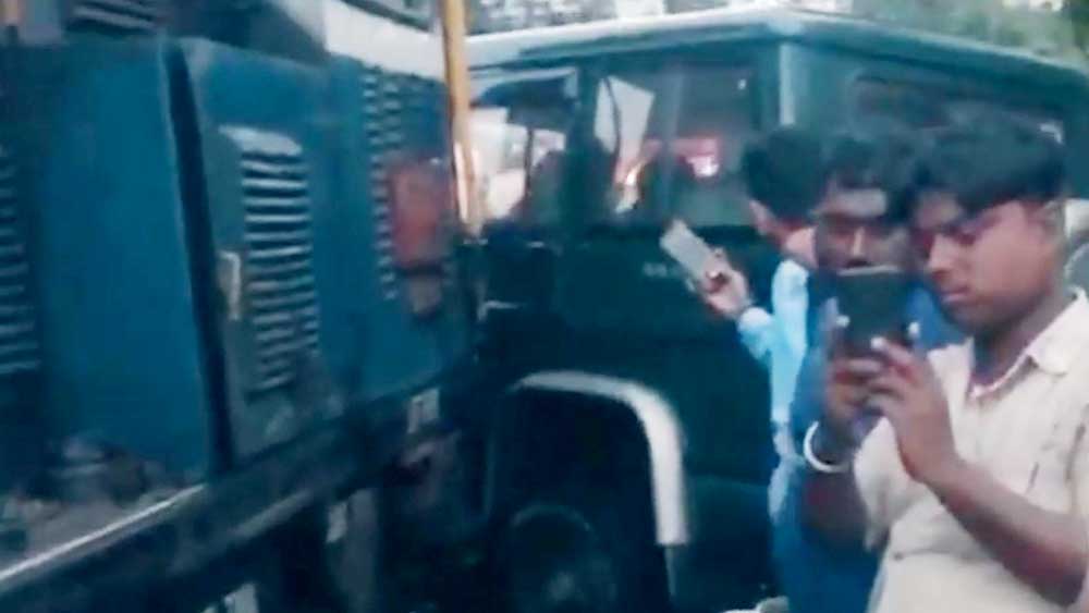 টয় ট্রেনের ইঞ্জিনের সঙ্গে মুখোমুখি ধাক্কা মারে একটি গাড়ি।