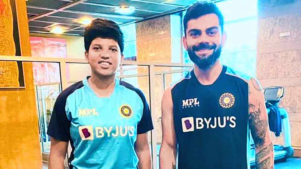 পাশে: বিরাট কোহালির সঙ্গে রিচা ঘোষ।