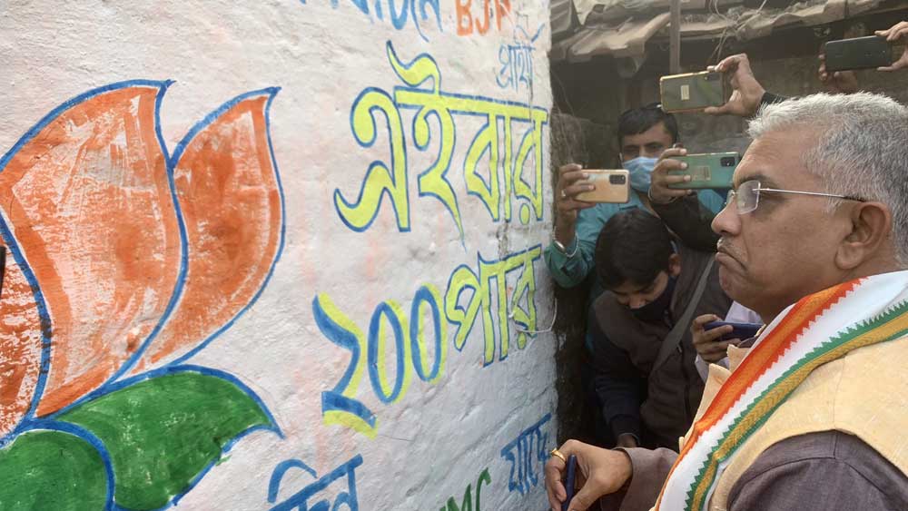 দিলীপ শুষে নিয়েছেন প্রচারের সমস্ত আলো।