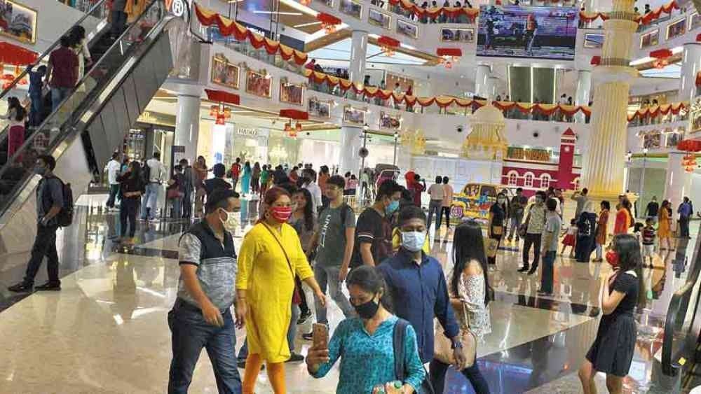 মাস্ক পরে পুজোর বাজার করতে যান। আর অবশ্যই সঙ্গে রাখুন স্যানিটাইজার।