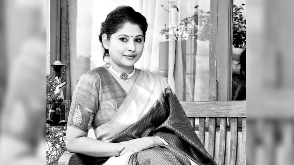 ‘ভাল’ নাম স্মিতা সভরবাল। স্মিতা বাঙালি কন্যা। পশ্চিমবঙ্গের দার্জিলিঙে জন্ম। বাবা-মা দু’জনেই বাঙালি। তবে বাঙালি পরিবারে বড় হলেও স্মিতা বাংলায় থেকেছেন কম।