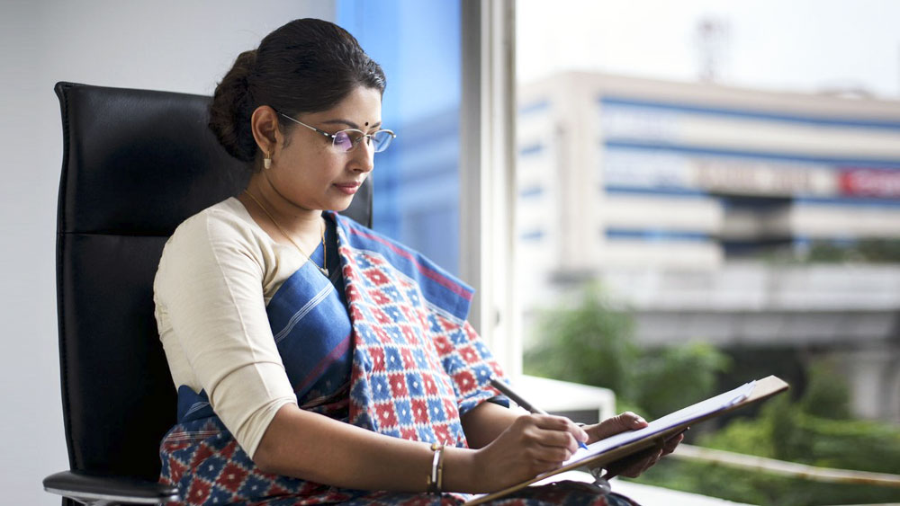 তার আগে কুর্নুলের জয়েন্ট কালেক্টর, করিমনগর এবং মেডকের জেলাশাসক হিসেবে দায়িত্ব পালন করেছেন।