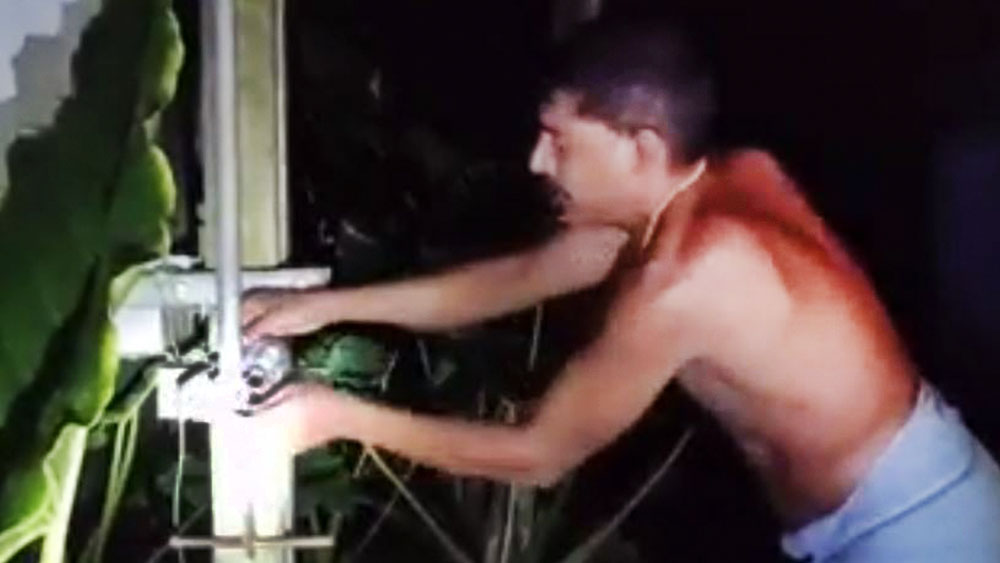 ট্রান্সফর্মারের তালা খোলার চেষ্টা চলছে।