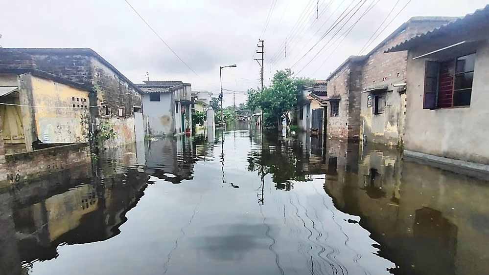 বেহাল: নদীর চেহারা নিয়েছে রাস্তা। বুধবার, পাতুলিয়ার সরকারি আবাসন চত্বরে। 