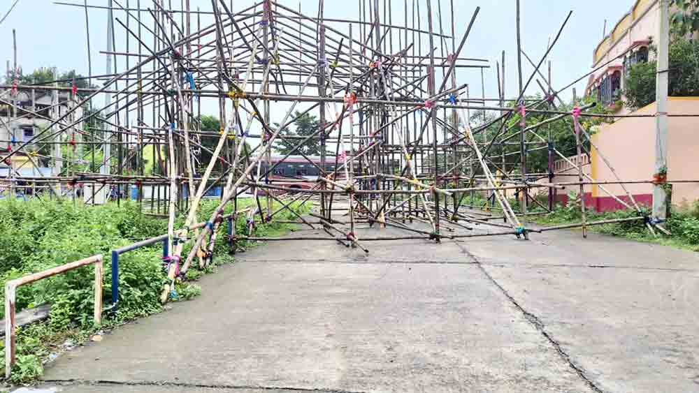 খাতড়া বাসস্ট্যান্ডের প্রবেশ পথে পুজোর মণ্ডপ তৈির চলছে। 