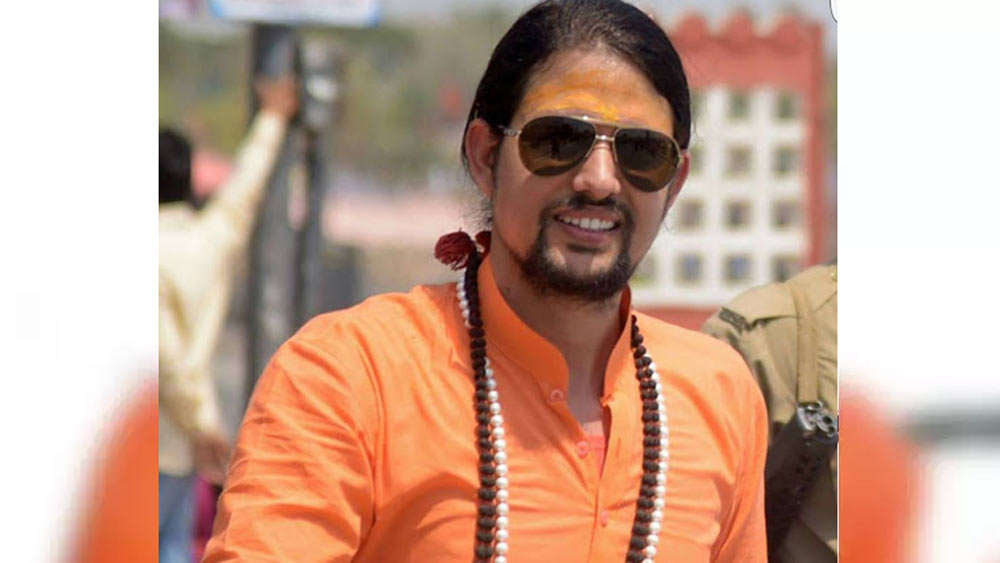 গুরু নরেন্দ্রর বিরুদ্ধে নানা বিতর্কিত মন্তব্য করতে শুরু করেন তিনি। নেটমাধ্যমকে কাজে লাগিয়ে নিজের সমস্ত অনুগামীদের গুরু নরেন্দ্রর বিরুদ্ধে উস্কাতে শুরু করেন। কয়েক জনের হস্তক্ষেপে সে সময় গুরু-শিষ্যের মনোমালিণ্যের অবসান ঘটে। ফের আখড়া এবং মঠে প্রবেশ হয় আনন্দের।