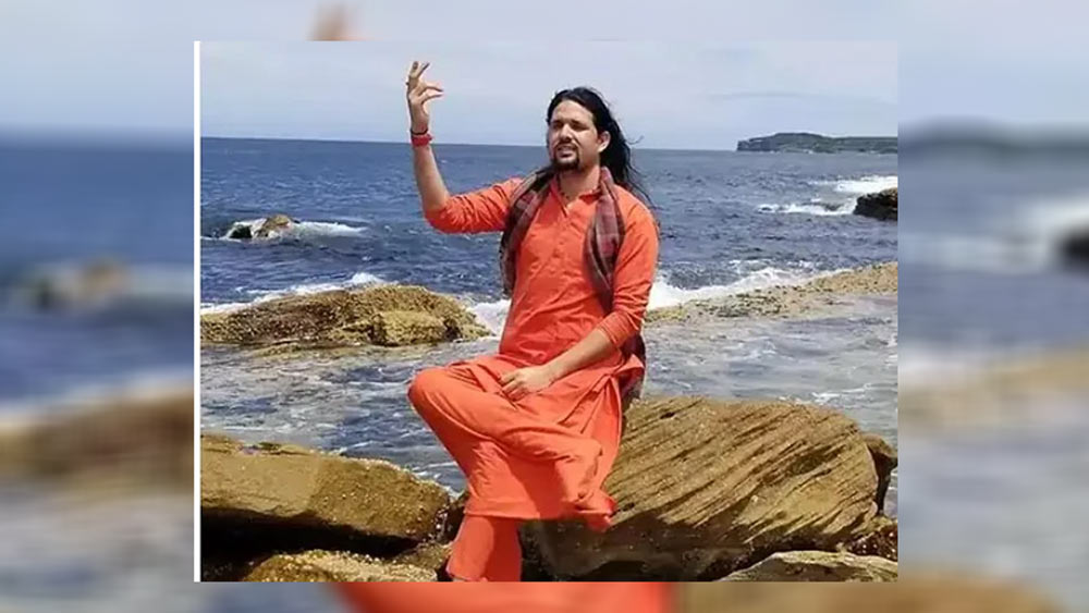 গুরু নরেন্দ্র শিষ্যের এই সমস্ত কীর্তি জানার পর হাত গুটিয়ে বসে থাকতে পারেননি। বাঘামবারি মঠ এবং নিরঞ্জনি আখড়া থেকে বার করে দেন তাঁকে। মন্দিরেও তাঁর প্রবেশ নিষিদ্ধ করে দেন। এর পরই গুরু-শিষ্যের সম্পর্কে চিড় ধরে।