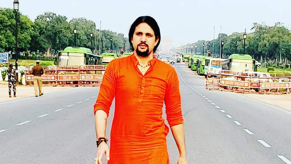 এক দিকে যখন জনপ্রিয়তার শিখরে উঠতে শুরু করেছিলেন আনন্দ, সেই সময়ে আশ্রমে তাঁকে নিয়ে নানা অভিযোগ উঠতে শুরু করে। সন্ন্যাসী হয়েও বাড়ির লোকেদের সঙ্গে যোগাযোগ রাখার অভিযোগ ওঠে। আশ্রমের টাকা নয়ছয় করারও অভিযোগ ওঠে।