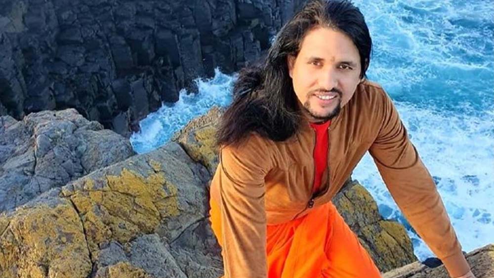 অশোক তখন হয়ে উঠেছিলেন গুরু আনন্দ গিরি। সংস্কৃতে স্নাতক, বেনারস বিশ্ববিদ্যালয় থেকে আয়ুর্বেদ, বেদ নিয়েও পড়াশোনা করা আনন্দ যোগ তন্ত্রেও উচ্চশিক্ষিত। যোগ তন্ত্রে পিএইচডি করেছেন তিনি। সেই সূত্রে দেশ-বিদেশের বিভিন্ন বিশ্ববিদ্যালয়ে ডাকও পেতেন। নেটমাধ্যমেও অত্যন্ত সক্রিয় ছিলেন। ফলে খুব সহজেই বিশ্ব জুড়ে মানুষের কাছে পৌঁছে জনপ্রিয় হয়ে উঠেছেন।