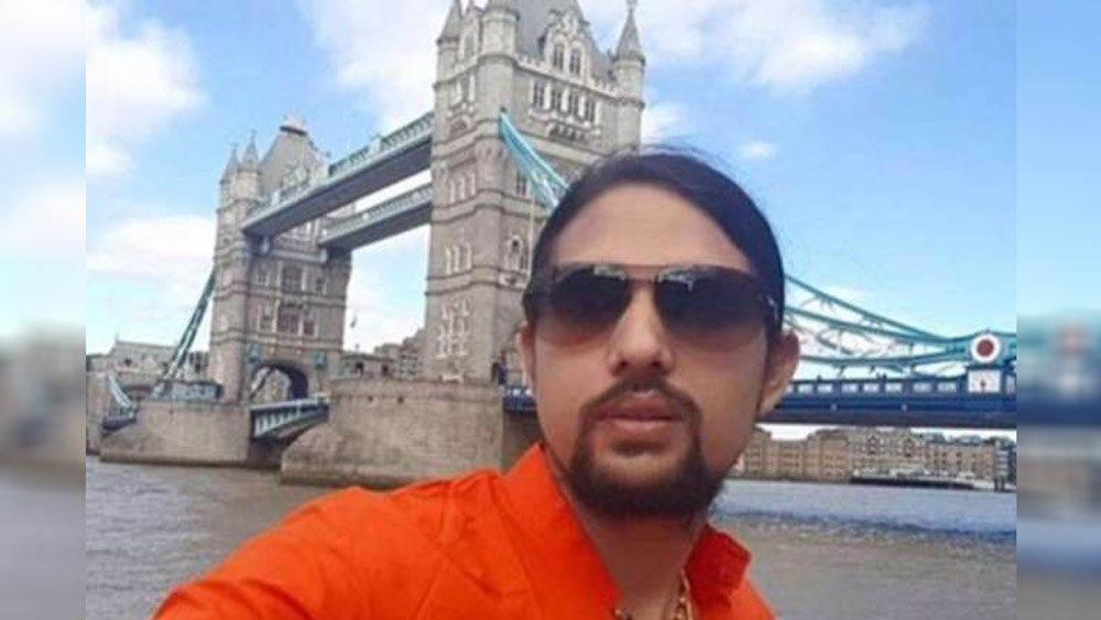 অল্প সময়ের মধ্যেই ওই আশ্রমে সকলের কাছে ‘ছোট মহারাজ’ হয়ে উঠেছিলেন। গুরু নরেন্দ্র ছিলেন বড় মহারাজ এবং তিনি ছোট। পুত্র স্নেহে আস্তে আস্তে নিজের জমি ছেড়ে দিচ্ছিলেন গুরু নরেন্দ্র। তাঁর উত্তরসূরি হিসাবে অশোকের নাম প্রায় লেখা হয়েই গিয়েছিল।