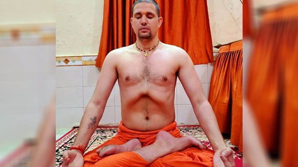 অশোকের নিরীহ মন ছুঁয়ে গিয়েছিল নরেন্দ্রকে। গুরু নরেন্দ্রর হাত ধরেই ১২ বছরের সেই বালক হরিদ্বার থেকে প্রয়াগরাজ রওনা দিলেন। প্রয়াগরাজের বাঘমবারি মঠে থাকার ব্যবস্থা হল তাঁর। ২০০৭ সালে এলেন শ্রী পঞ্চায়তি আখাড়া নিরঞ্জনিতে। এখানেই থাকতেন গুরু নরেন্দ্র। তাঁর ছত্রছায়ায় ঝড়ের গতিতে উত্থান হতে শুরু করে অশোকের।