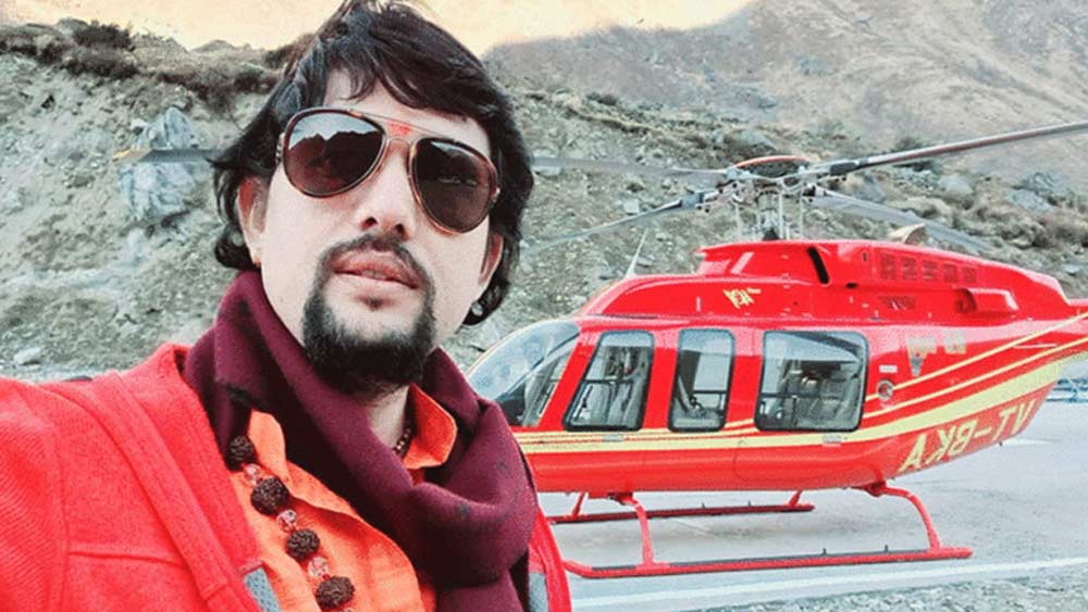 আনন্দ গিরিও এক জন প্রভাবশালী গুরু। সুইসাইড নোটে তাঁর নাম রয়েছে শুনে অনেকেই চমকে উঠেছিলেন। কিন্তু পুলিশি তদন্তে উঠে এসেছে আরও অবাক করা তথ্য। সামনে এসেছে আনন্দের বিলাসী জীবনের নানা তথ্য।