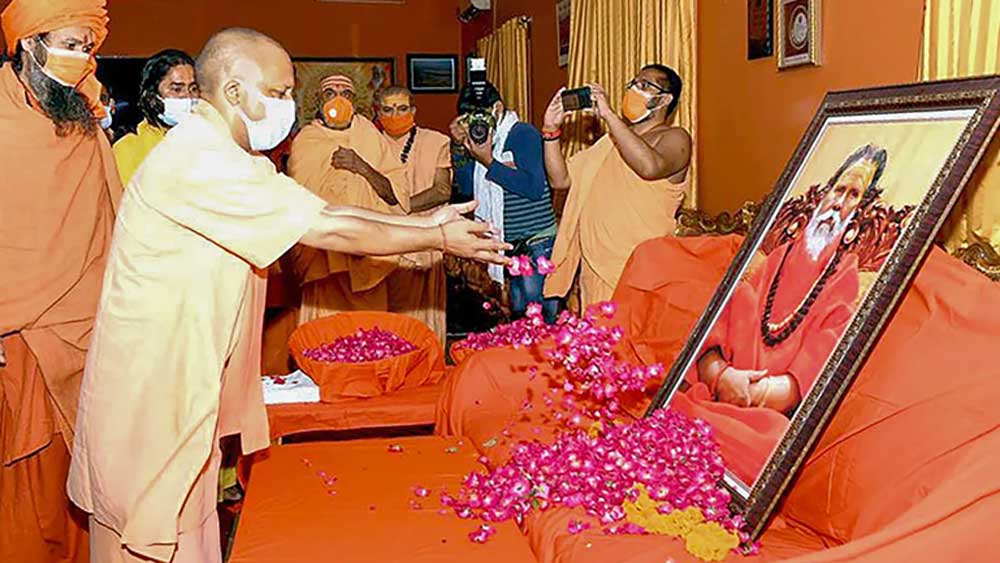 গত সোমবারই অখিল ভারতীয় আখাড়া পরিষদ-এর মুখ্য গুরু নরেন্দ্র গিরির অকস্মাৎ মৃত্যুর খবর পাওয়া যায়। দেশ জুড়েই এই নিয়ে আলোড়ন তৈরি হয়। আত্মহত্যা করেছিলেন তিনি। সুইসাইড নোটে এক মহিলার সঙ্গে তাঁর ছবি বিকৃতি করে তাঁর বিরুদ্ধে ষড়যন্ত্রের অভিযোগ এনেছিলেন নরেন্দ্র। এর পিছনে তাঁরই উত্তরসূরি আনন্দ গিরির হাত রয়েছে বলে উল্লেখও করেন।