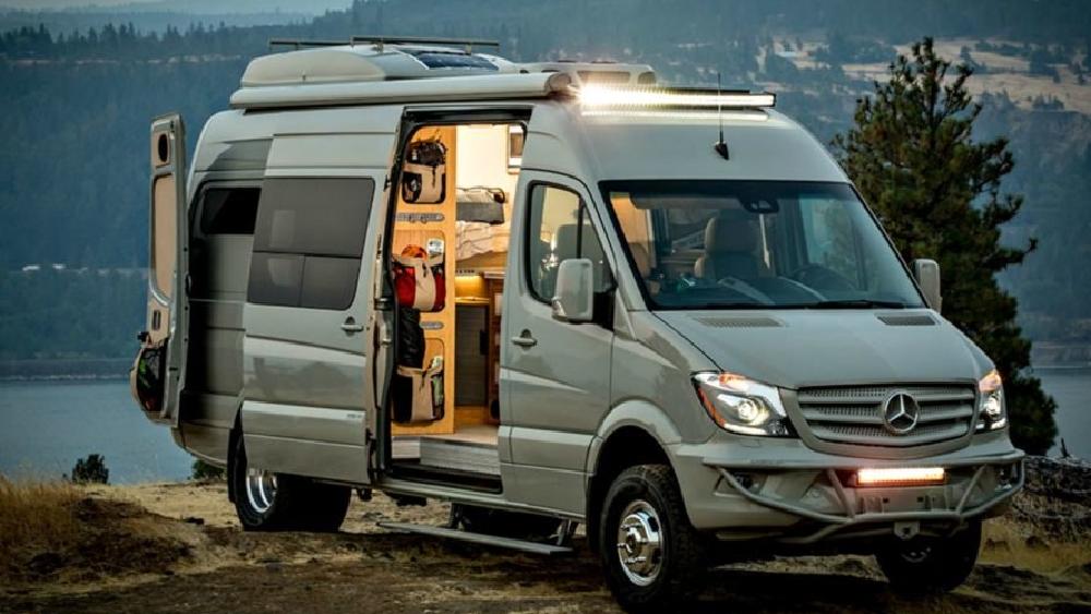 চাকাওয়ালা বাড়ি। ছোট্ট করে আর খুব সংক্ষেপে ব্যাপারটাকে এই ভাবে বোঝানো যেতে পারে। বিশদে বলতে গেলে এমন ‘বাড়ি’ যা চাকায় গড়াবে। প্রয়োজনে গতি বাড়াবে। কাঙ্ক্ষিত গন্তব্যে পৌঁছে দেবে যথাসময়ে। আবার একই সঙ্গে যাত্রী-বাসিন্দাদের বাড়ির আরামেও রাখবে।