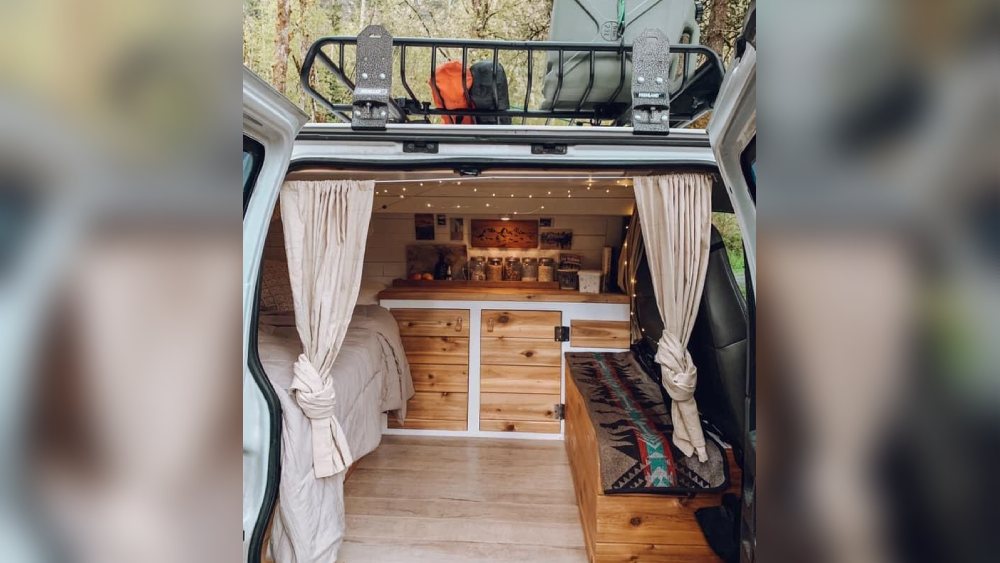 বেড়াতে গিয়ে বাড়ির আরাম খোঁজা বাঙালি পর্যটকের কাছে এক পরম পাওয়া। কলকাতাতেও এখন এমন পরিষেবা পাওয়া যাচ্ছে। বিলাসবহুল ‘চাকা বাড়ি’র পরিষেবা শুরু করেছে কলকাতারই এক বেসরকারি বাস সংস্থা।