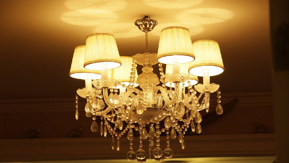 ঝাড়বাতি লাগান, কিন্তু সিলিং থেকে সামান্য দূরত্বে লাগান।