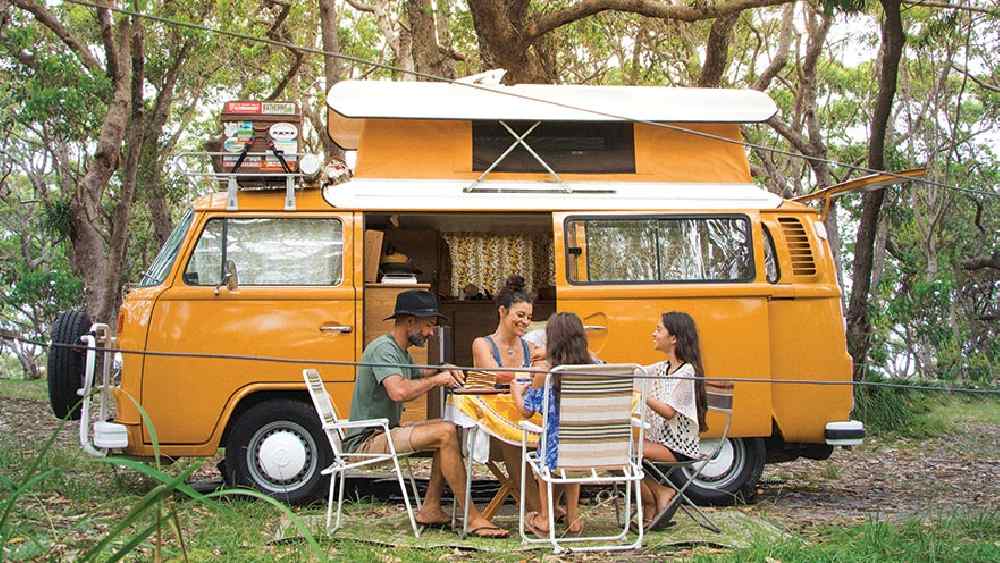 বিদেশে এই চাকা বাড়ি বা ‘হোম অন দ্য হুইলস’ প্রচলিত শব্দবন্ধ। ঠিকানা না থাকা একেকটি পরিবার হয়তো অর্ধেক জীবন একটা বাসের মধ্যেই বাড়ি বানিয়ে কাটিয়ে দিল। সেখানেই নাওয়া, খাওয়া, থাকা— সব। আবার চাকা বাড়ি ভাড়া নিয়ে লম্বা পথের সফরেও বেরিয়ে পড়েন কেউ কেউ। কলকাতার চাকাবাড়ি অবশ্য বাস নয়। একটি ক্যারাভ্যান।