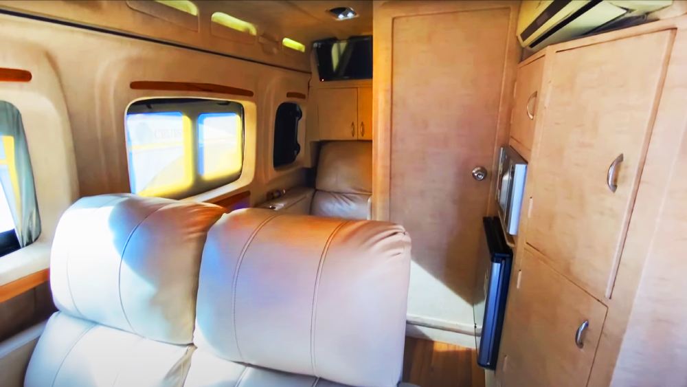 বেড়াতে বেড়িয়ে বাড়িতে বানানো স্বাস্থ্যকর খাবার চাই? তা-ও পাওয়া যাবে। চাকা বাড়িতে ফ্রিজ আছে। আছে খাবার গরম করার জন্য মাইক্রোওয়েভ অভেনও।