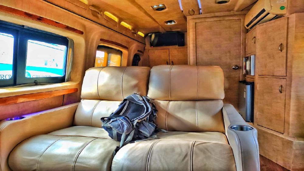 স্প্লিট এসিতে ইচ্ছেমতো নিয়ন্ত্রণ করা যাবে গাড়ির তাপমাত্রা। তার জন্য উঠে দাঁড়াতেও হবে না। সোফা কাম বেডের পাশেই অজস্র বোতাম। হাত বাড়ালেই হল। বোতাম টিপেই বসার জায়গাকে বিছানা বানিয়ে ফেলা যায়।