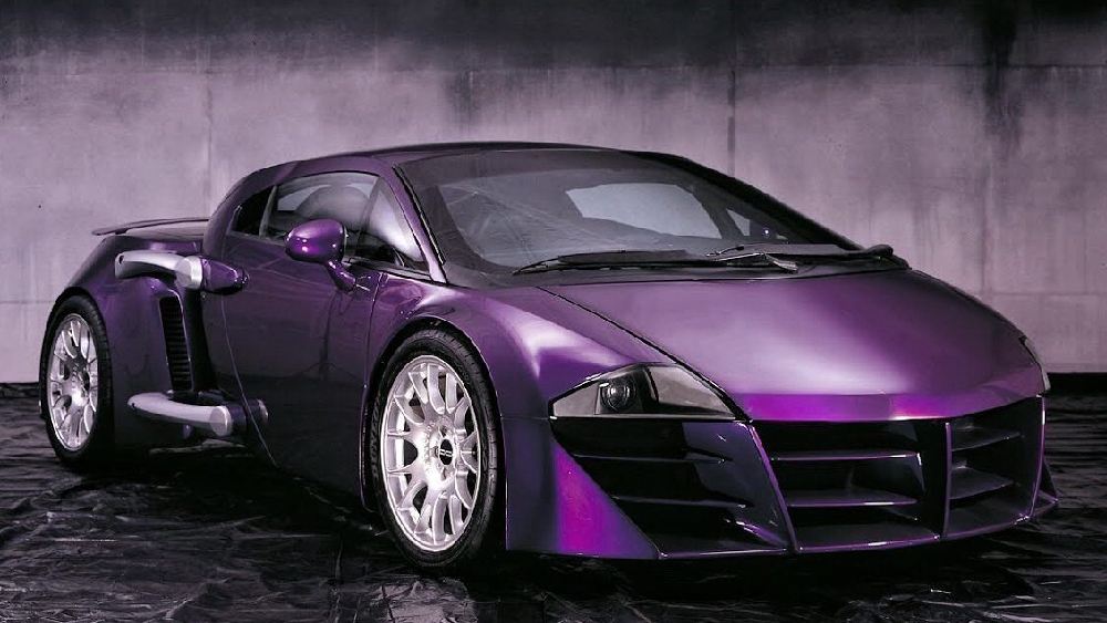 বেশ কয়েক বছর আগে ‘টারজান দ্য ওয়ান্ডার কার’ নামে একটি সিনেমা হয়েছিল বলিউডে। অভিনয় করেছিলেন অজয় দেবগণ। সেই ছবিতে অত্যাধুনিক এক গাড়ির আজব ক্ষমতার কথা বলা হয়েছিল। সিনেমার গাড়িটির নকশা করেছিল ডিসি ডিজাইনার্স। কলকাতার চাকা বাড়ির পরিকল্পনাও করেছে তারাই।