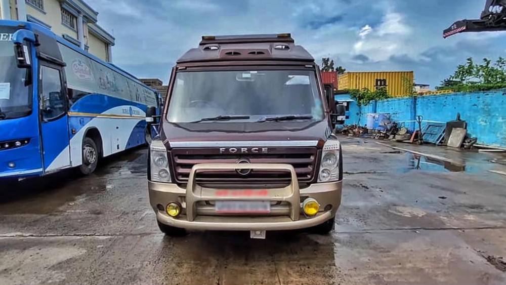 গাড়ি ছাড়বে তারাতলা থেকে। তবে কোথায় যাবে তা যাত্রীদের মর্জি। এই গাড়ি যে কেউ ভাড়া করতে পারেন। খরচ ঘণ্টায় ৭৫০ টাকা। প্রতি কিলোমিটার ৭৫ টাকা করে। তবে শর্ত আছে। এই গাড়ি ১০ ঘণ্টার সময়ের জন্য কম ভাড়া নেওয়া যাবে না। বা কম সময়ের জন্য ভাড়া নিলেও ১০ ঘণ্টারই ভাড়া গুনতে হবে। অর্থাৎ সাড়ে সাত হাজার টাকা। তবে ১০ ঘণ্টার বেশিও ভাড়া নেওয়া যেতে পারে। সে ক্ষেত্রে ঘণ্টার ভিত্তিতে দাম বাড়বে।