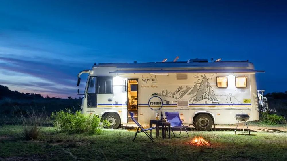 রাজ্যের যে কোনও প্রান্তে তো বটেই, দেশেরও যে কোনও প্রান্তে যাওয়া যেতে পারে এই গাড়িতে চড়ে। আবার চাইলে শহরেরই কোনায় কোনায় চক্কর কাটতে পারে চাকা বাড়ি।