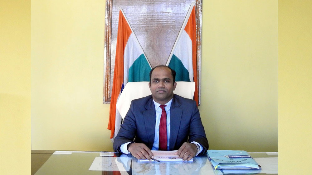 দিন ভর অন্য কাজের পর আশ্রমে ফিরতেন। আশ্রমে তাঁর জন্য আলাদা কোনও ঘর ছিল না। একসঙ্গে অনেকে একই ঘরে থাকতেন। রাত জেগে নিজেকে প্রস্তুত করেছেন আইএএস-এর জন্য। বিছানার পাশে টর্চ জালিয়ে রেখে নিঃশব্দে পড়াশোনা করতে হত, যাতে অন্যদের ঘুম না ভেঙে যায়।