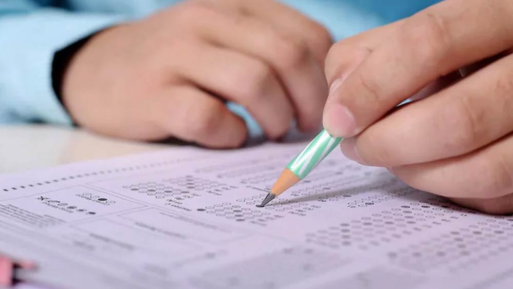 ইউপিএসসি রাজ্য স্তরের পাবলিক সার্ভিস কমিশন পরীক্ষাতেও উত্তীর্ণ হয়েছিলেন। আরও অনেক পরীক্ষায় নিজেকে প্রমাণ করেছিলেন তিনি। দু’বার আইএএস পরীক্ষায় বসেও উত্তীর্ণ হতে পারেননি। কিন্তু তা বলে হাল ছাড়েননি সিহাব।