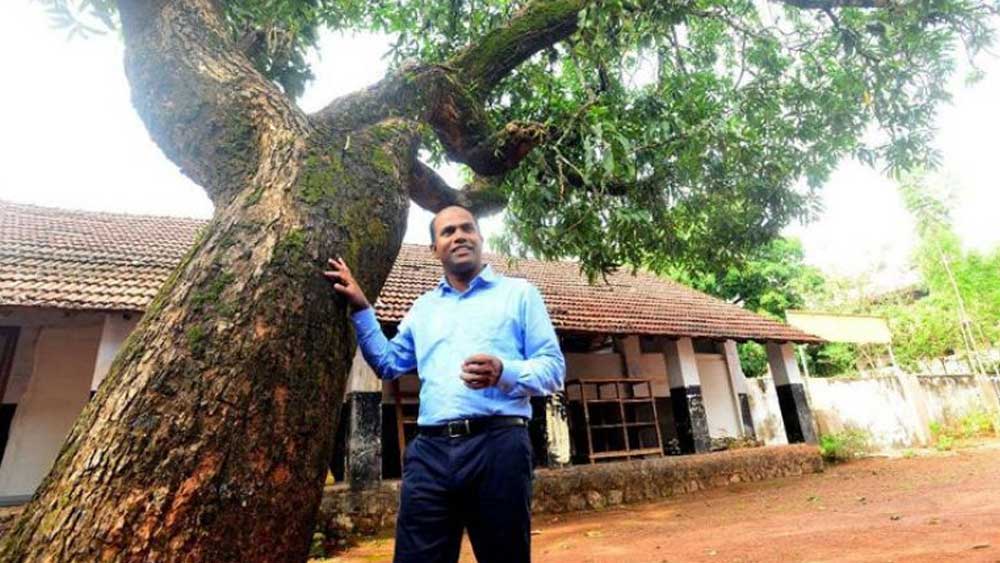 ১০ বছর আশ্রমে কাটানোর পর নিজের লক্ষ্য স্থির করে ফেলেছিলেন তিনি। ভবিষ্যতের আইএএস অফিসার হিসাবে নিজেকে দেখতে শুরু করেছিলেন। লক্ষ্যভেদও করেছেন। ২০১১ সালে আইএএস অফিসার পদে নিযুক্ত হন। তার আগে একাধিক চাকরির পরীক্ষায় পাশ করেছেন।