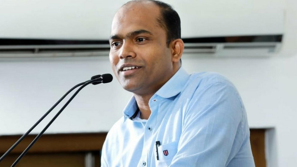 কোনওরকমে দিন গুজরান হয়ে যেত তাঁর। কিন্তু বাবার মৃত্যুর পর পরিবারের হাল ধরার মতো আর কেউ ছিল না। ১৯৯১ সালে মাত্র ১১ বছর বয়সে মারা যান তাঁর বাবা। পাঁচ-ভাইবোনের দায়িত্ব এসে পড়ে মায়ের কাঁধে। মা সে ভাবে কিছুই করে উঠতে পারছিলেন না। দিনের পর দিন না খেয়ে দিন কেটেছে তাঁদের।