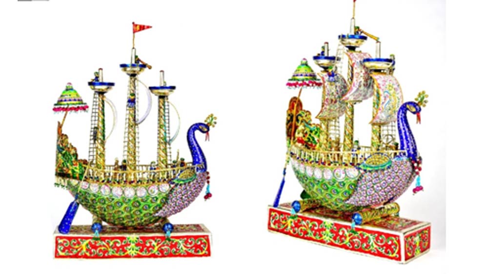 একটি রুপোর গুলাবি মিনাকারি কাজ করা জাহাজ উপহার দিয়েছেন অস্ট্রেলিয়ার প্রধানমন্ত্রীকে। জাপানের প্রধানমন্ত্রীকে দিয়েছেন চন্দনকাঠের তৈরি একটি বুদ্ধ মূর্তি।