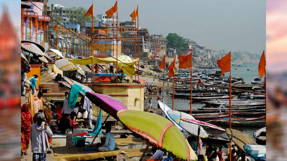 প্রধানমন্ত্রী যে উপহার দিয়েছেন কমলা হ্যারিসকে, সেটি গুলাবি মিনাকারি কারুকার্যে ভরা দাবা। গুলাবি মিনাকারি আবার বিশ্বের অন্যতম প্রাচীন শহর বারানসীর বিখ্যাত শিল্প।