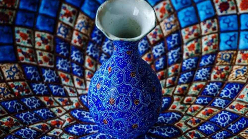 ইরান, আফগানিস্তান, পাকিস্তান এবং ভারতে এই শিল্পের দেখা মেলে। বেনারসেও এই কারুকার্য দেখা যায়। তবে ভারতের মধ্যে গুজরাত এবং রাজস্থানের মিনাকারি কাজ সবচেয়ে জনপ্রিয়।