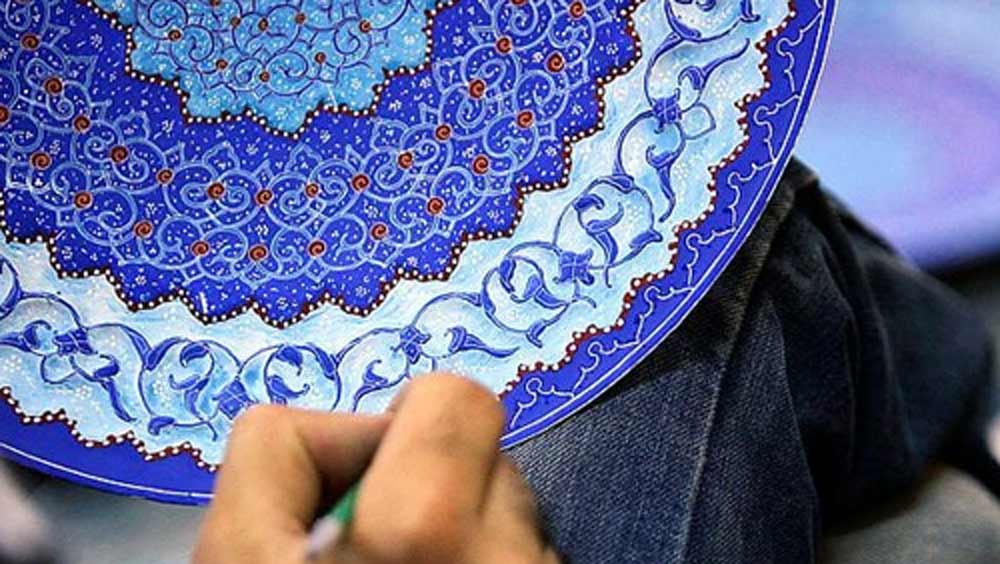 ‘মিনা’ এবং ‘কারি’— এই শব্দযুগল নিয়েই মিনাকারি। ‘মিনা’ শব্দটি এসেছে ‘মিনু’ থেকে। যার অর্থ ‘স্বর্গ’-এর মতো সুন্দর এবং ‘কারি’র অর্থ কোনও কিছুর উপরে কোনও কিছু চাপানো। মিনাকারি শব্দের অর্থ স্বর্গের মতো সুন্দর বস্তু। অসম্ভব সুন্দর কারুকার্য হওয়ার জন্যই এই শিল্পকে তাই মিনাকারি বলা হয়।