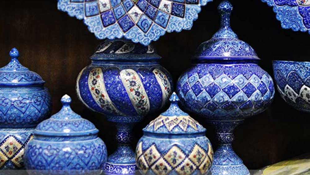 মিনাকারি কারুকার্য মূলত ইরানের খুবই জনপ্রিয় শিল্প। ১৮ এবং ১৯ শতকে ইরানে এই পদ্ধতি খুব জনপ্রিয়তা পেয়েছিল। ধাতব বা কোনও বস্তুর উপর রঙিন কাচের গুড়ো উচ্চ তাপমাত্রায় গলিয়ে আটকানো হয়। পরবর্তীকালে মুঘলদের হাত ধরে এই শিল্প ভারতে আসে।