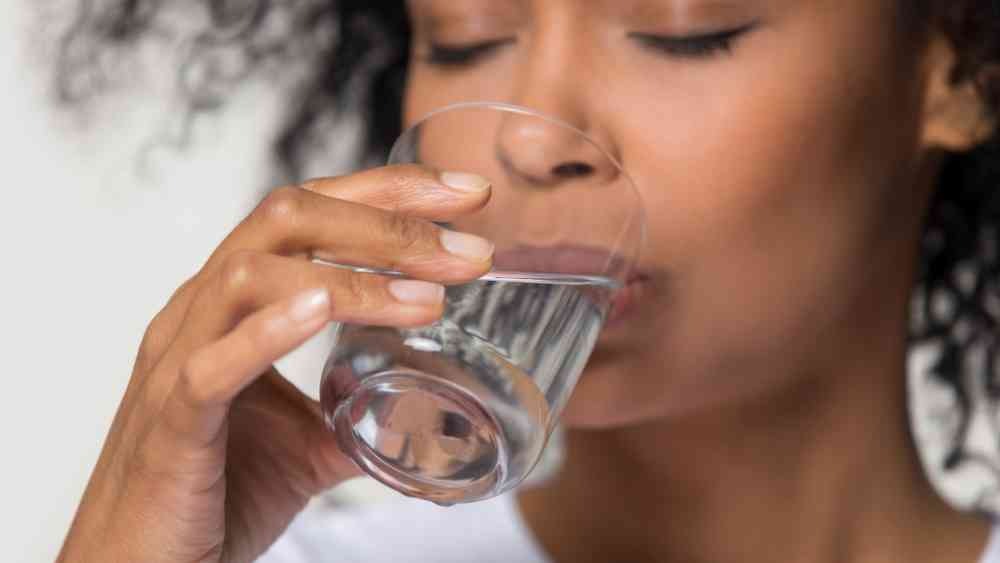 নিয়ম করে পর্যাপ্ত পরিমাণ জল খান।